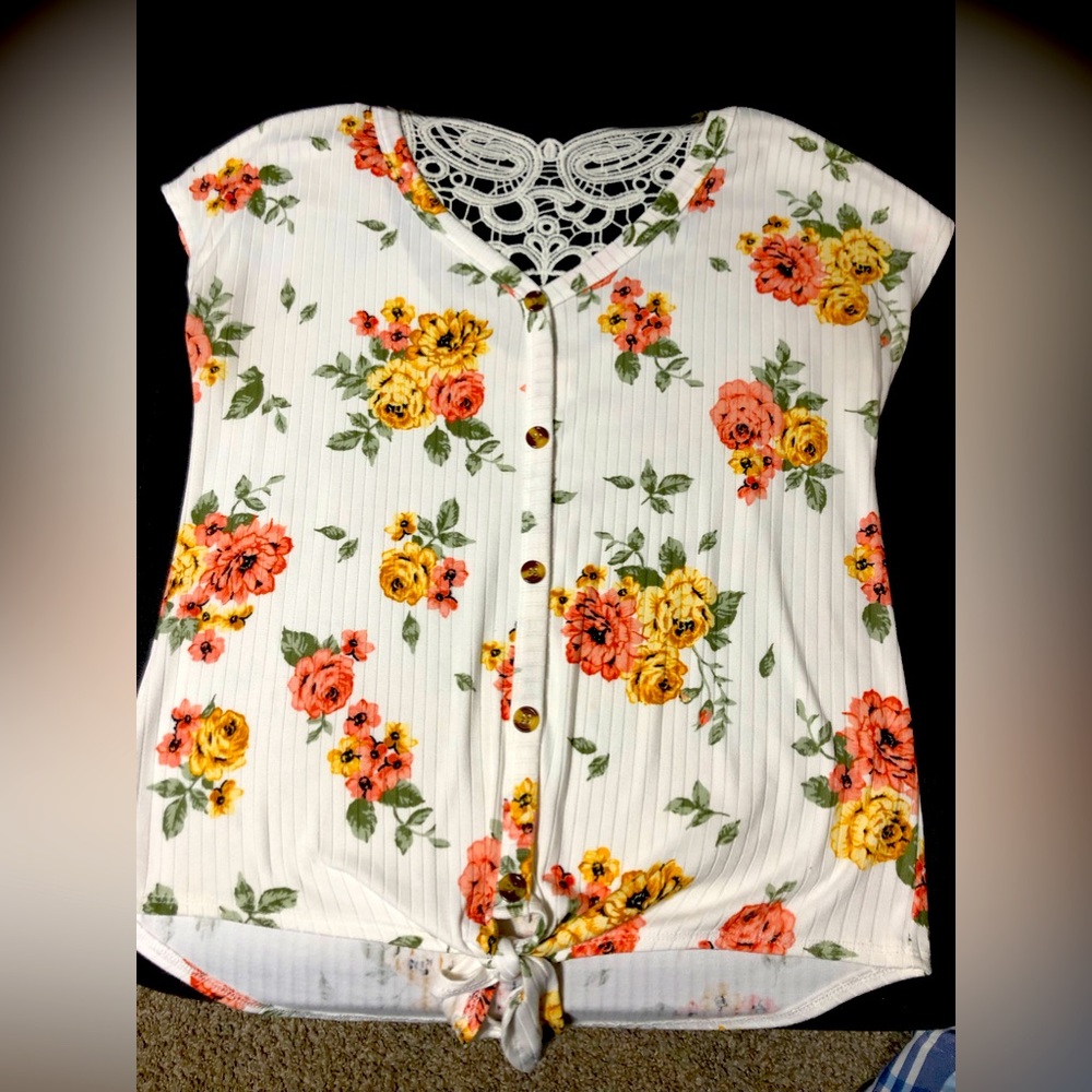 Bobbie Brooks floral top. Size small.